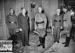 Le général Bridoux ancien chef de corps du 2<sup>ème</sup> Régiment de Hussards avec le colonel Hans Speidel, au centre, Fernand de Brinon et le général Otto von Stülpnagel, à l'occasion du décès accidentel du général Huntziger