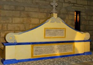 Le tombeau des braves dans la crypte du Château de Vincennes