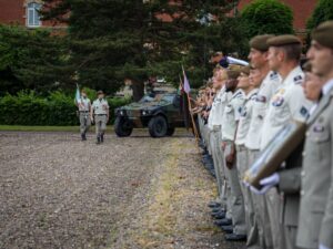 Le colonel Louis passe le régiment en revue à l'occasion des 290 ans du régiment