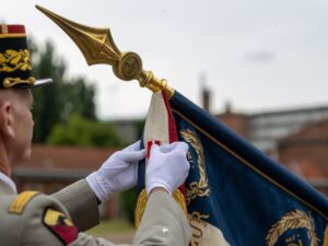 Remise d'une croix de la VM avec palme sur l'étendard du 2e Hussards