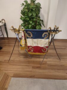 L'étendard du 2e Régiment de Hussards et sa nouvelle croix de la valeur militaire